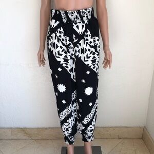 Anthropologie Black/White Bohemian Aniya Balloon Jaggers Pants Women’s Size M